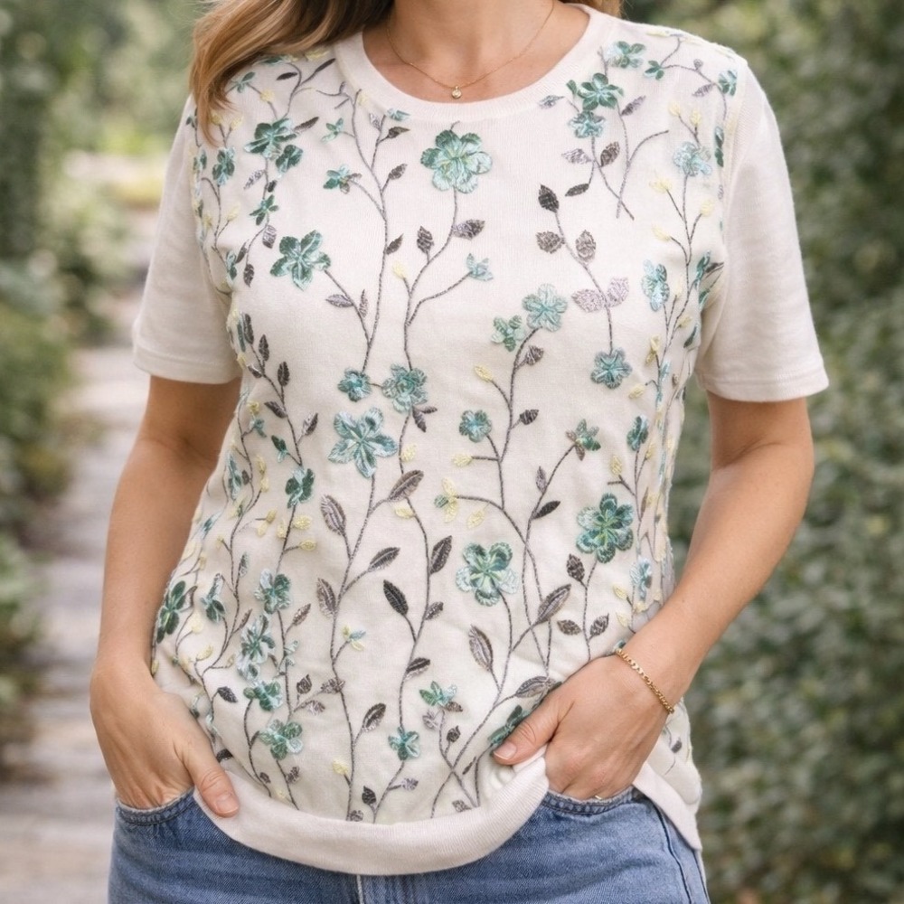 Q2 Alfred Dunner Sweater Women's Medium Petite Floral Embroidered Overlay White